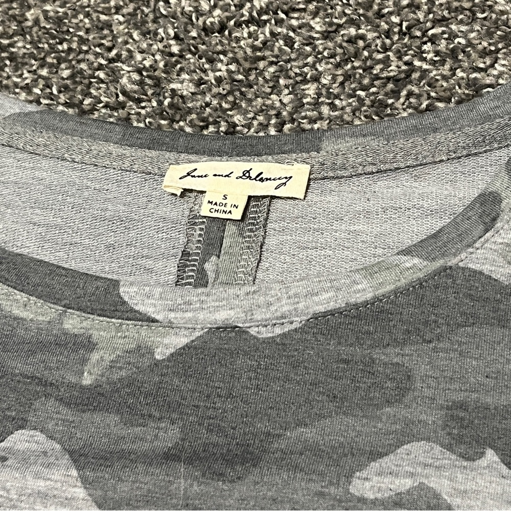Jane and Delancey Gray Camouflage Top  Size S - Picture 7 of 7